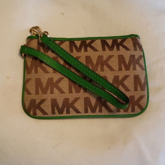 Michael Kors Handbags - 👉PRICE DROPPED👈Authentic Michael Kors Wristlet Michael Kors Handbags - 👉PRICE DROPPED👈Authentic Michael Kors Wristlet